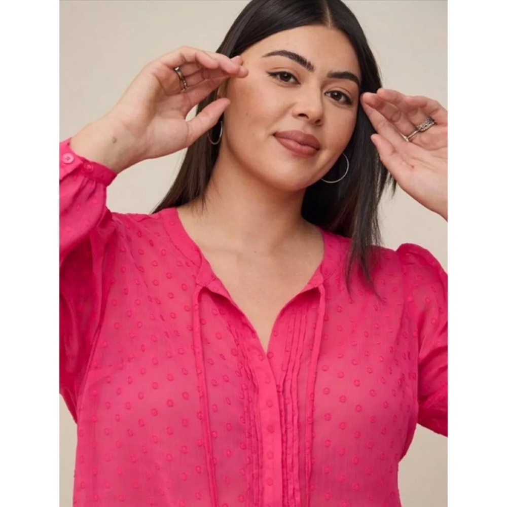 NWT! TORRID HOT PINK CHIFFON CLIP DOT BUTTON-FRONT BLOUSE! SIZE 2 - Picture 3 of 4